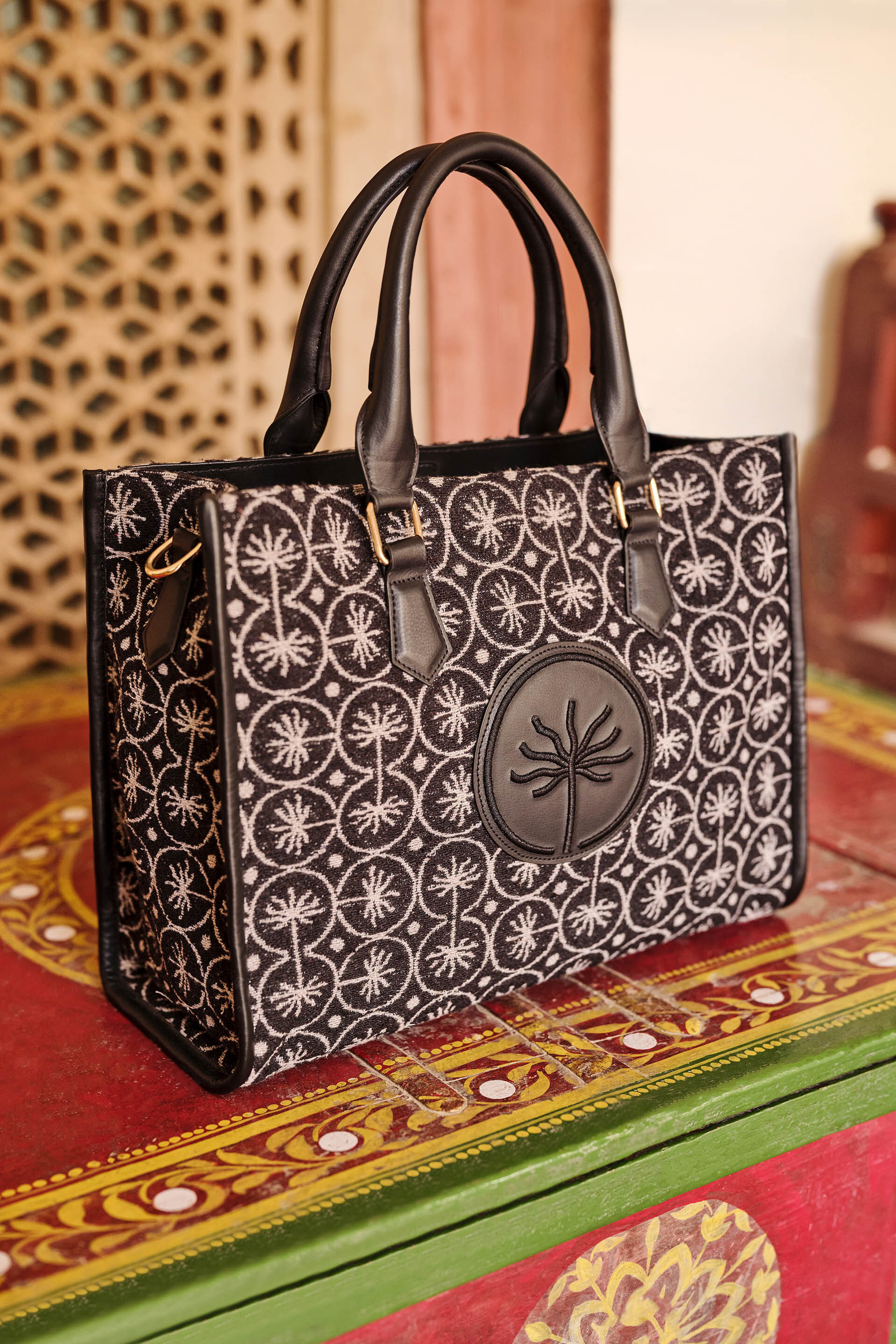 Root Core Tote- Black