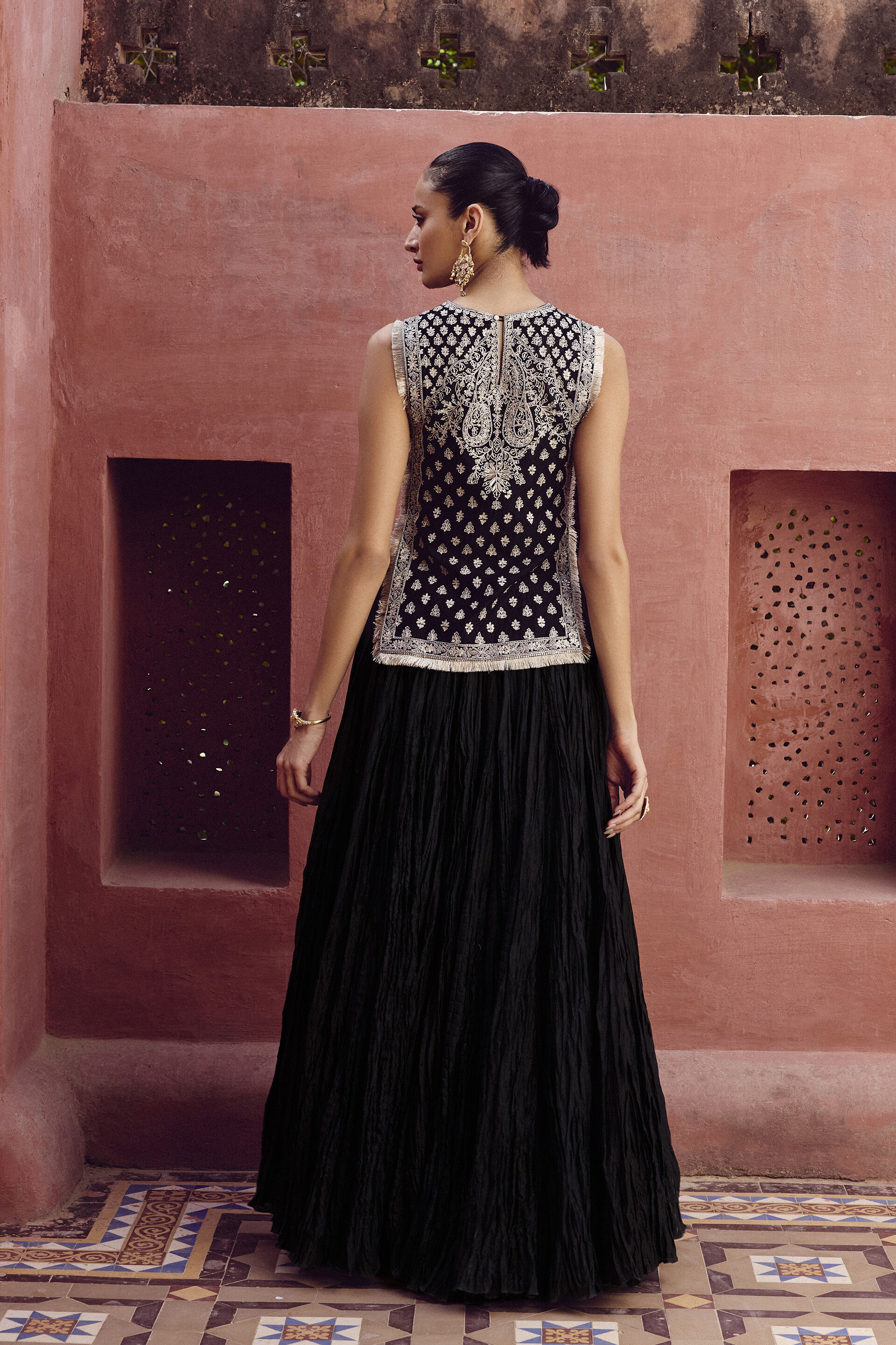 Sehrish Hand-embroidered Aari Mul Skirt Set - Black